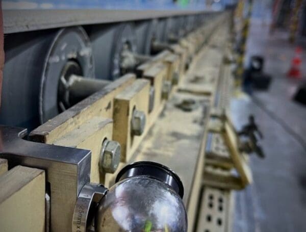 Pomiar i ustawienie pozycji rolek przenośnika taśmowego